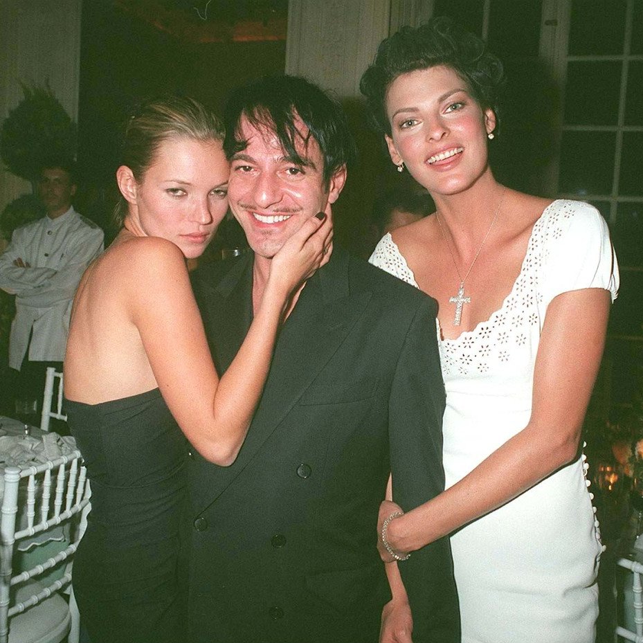John Galliano je upoznao Kate Moss dok je njeno nedovoljno, pomalo divlje lice sitne devojke iz Croydona, južno od Londona, tek počinjalo da privlači pažnju modne industrije.