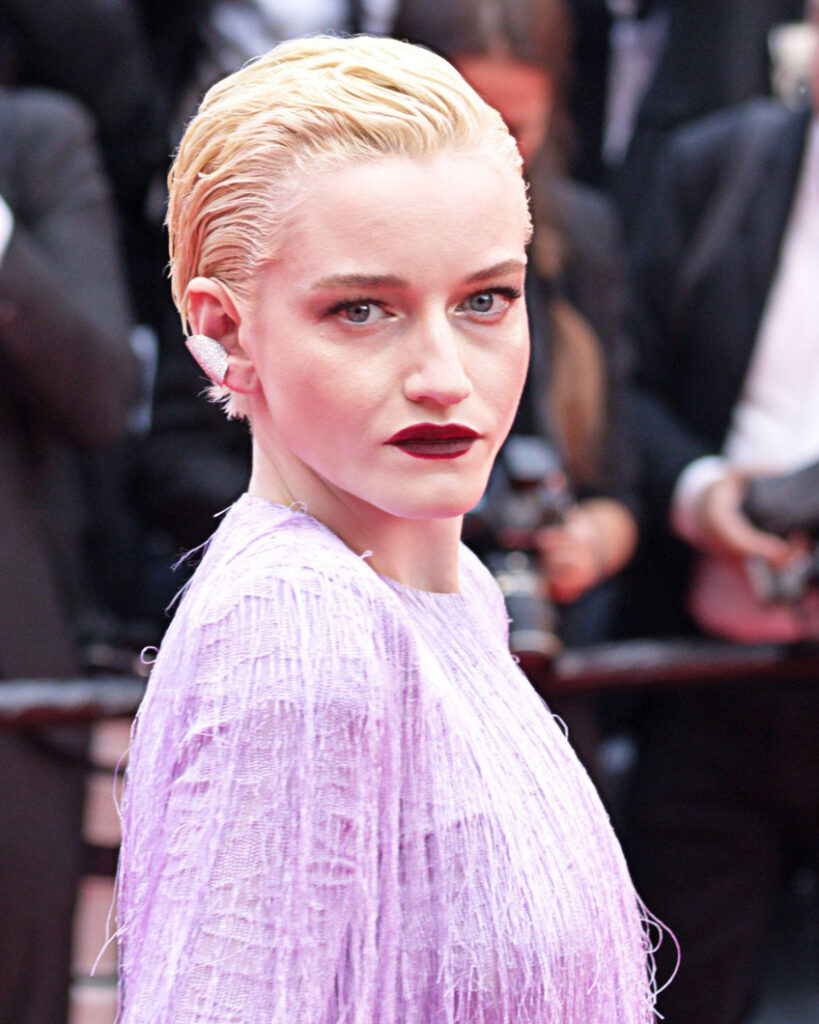 5 trendova karmina koji će obeležiti jesen i zimu 2025.
julia garner Duboki burgundi