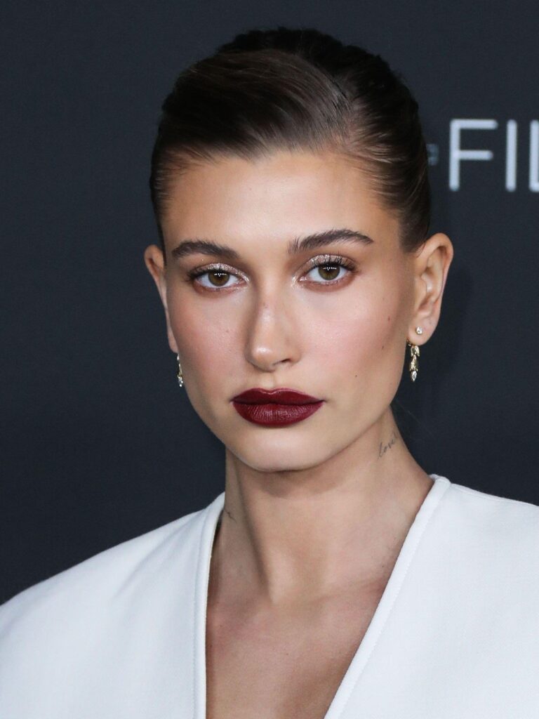 5 trendova karmina koji će obeležiti jesen i zimu 2025.
hailey bieber Šljiva (Plum)