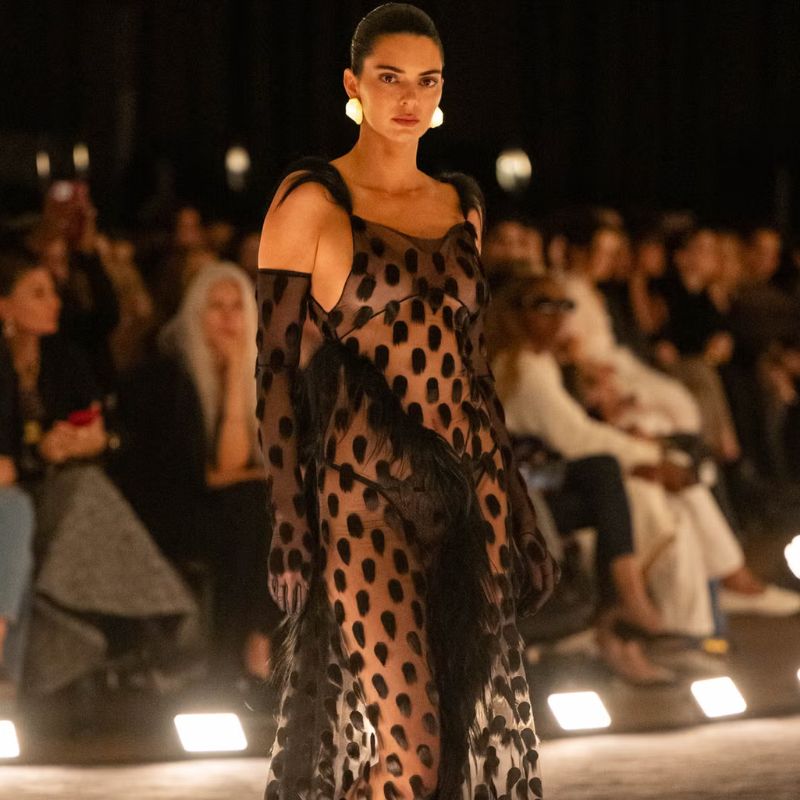 Schiaparelli oživljava nadrealističnu eleganciju za proleće 2026