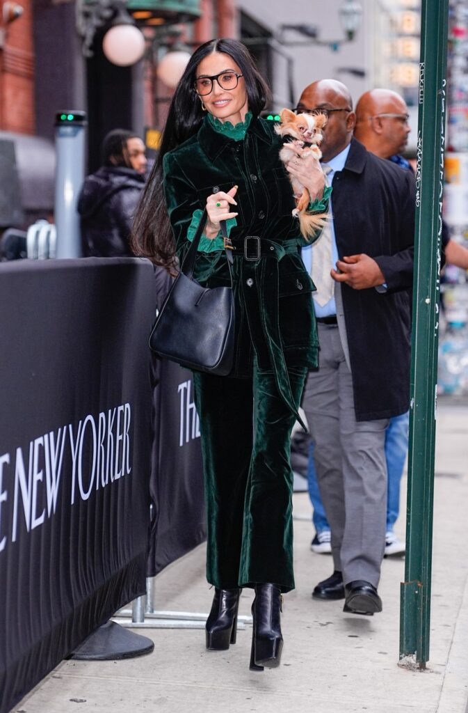 Demi Moore u Saint Laurent odelu - i sa psom koji je ukrao šou