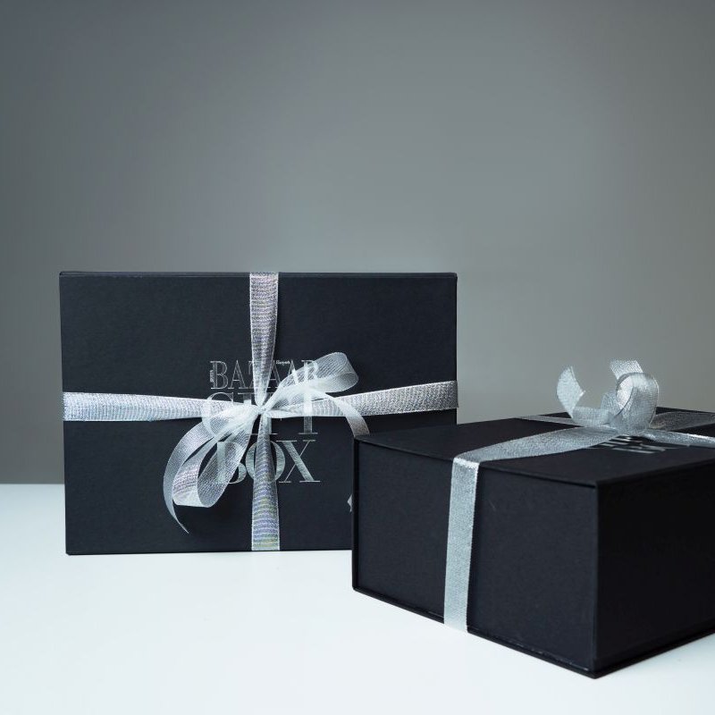 Harper’s BAZAAR Anniversary Gift Box krije devet izvanrednih poklona pažljivo odabranih da svaki dan donesu novu dozu inspiracije i ekskluziviteta.