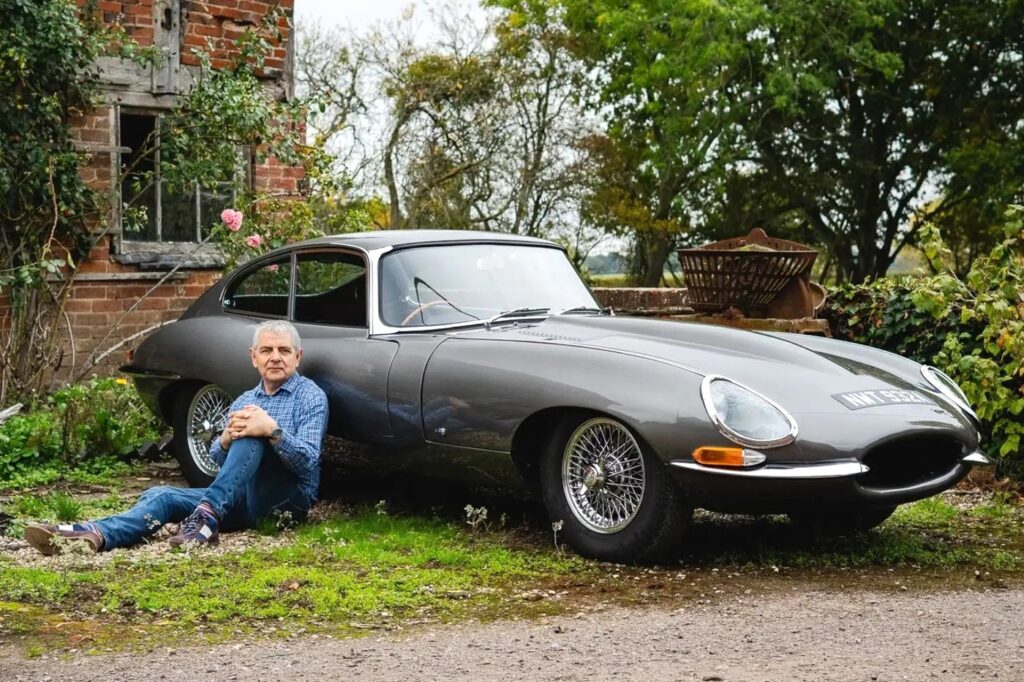 Rowan Atkinson prodaje legendarni Jaguar iz serije Man vs Bee