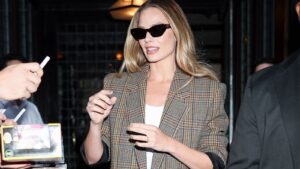 Margot Robbie svojim latte noktima postavlja trend za jesenji manikir