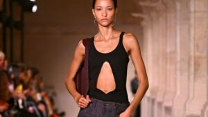 Victoria Beckham istražuje eleganciju inspirisanu nostalgijom za proleće/leto 2026