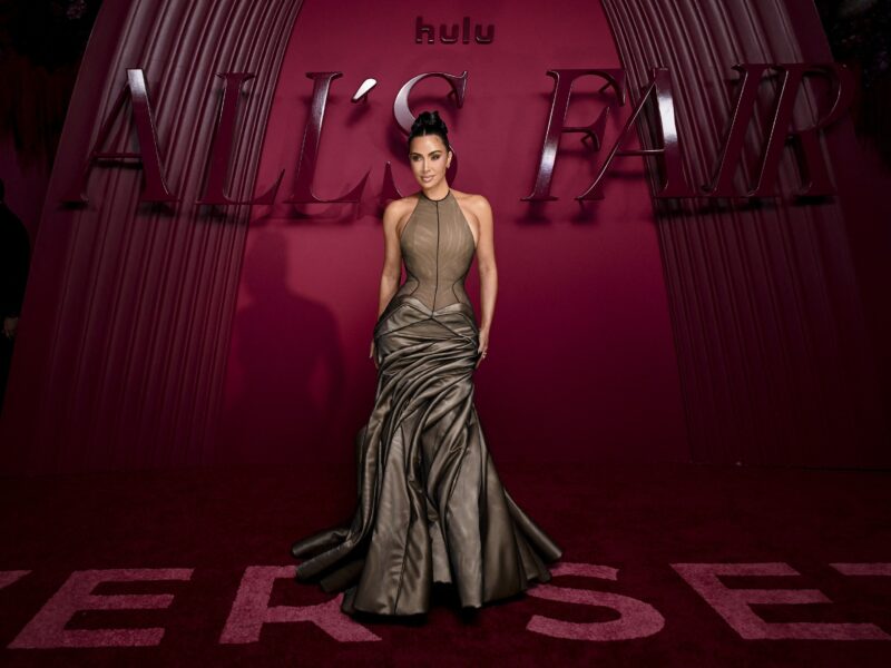 Kim Kardashian demonstrira skulpturalnu eleganciju u Schiaparelliju