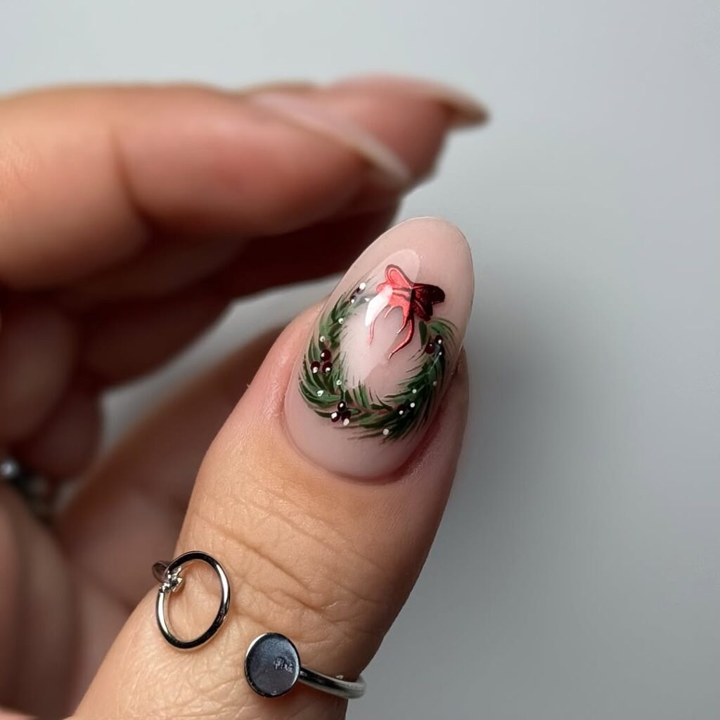 11 zimskih trendova manikira koji će obeležiti sezonu
Nude nokti sa novogodišnjim motivima