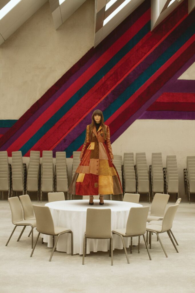 Omaž stvaralaštvu, istrajnosti i ženama koje inspirišu druge žene. Uđite u naš univerzum i budite deo Women of the Year trenutka.
Mantil SARI VALENCI. Rolka privatno vlasništvo. salonke vintage
