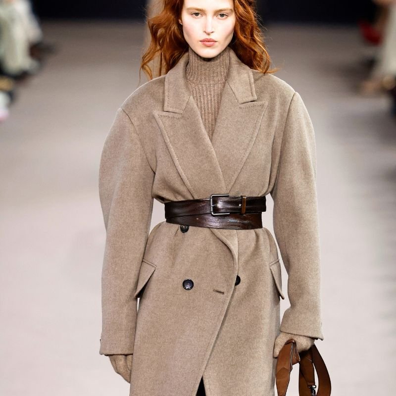 Ne samo da je neophodan, već kaput tokom zimskih meseci istovremeno greje i naglašava siluetu, često u impresivnoj i predimenzioniranoj formi