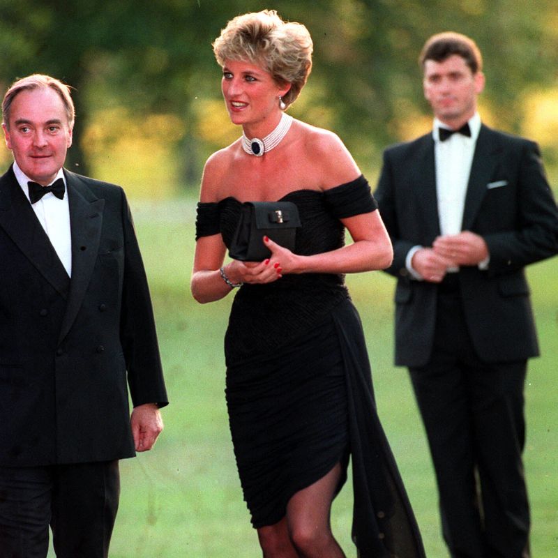 Simbol osnaživanja i oslobađanja, osvetnička haljina prvi put je pomenuta 1994. godine, kada se tadašnja princeza od Velsa pojavila na gala događaju u londonskoj Serpentine Gallery