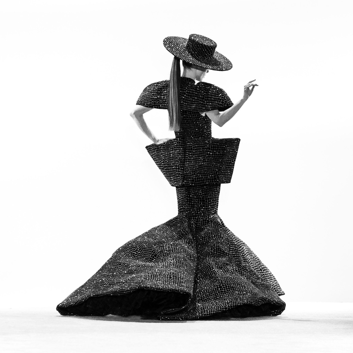 Christian Siriano već gotovo dve decenije gradi prepoznatljivu estetiku koja spaja couture dramatiku, inkluzivnost i arhitektonsku siluetu.