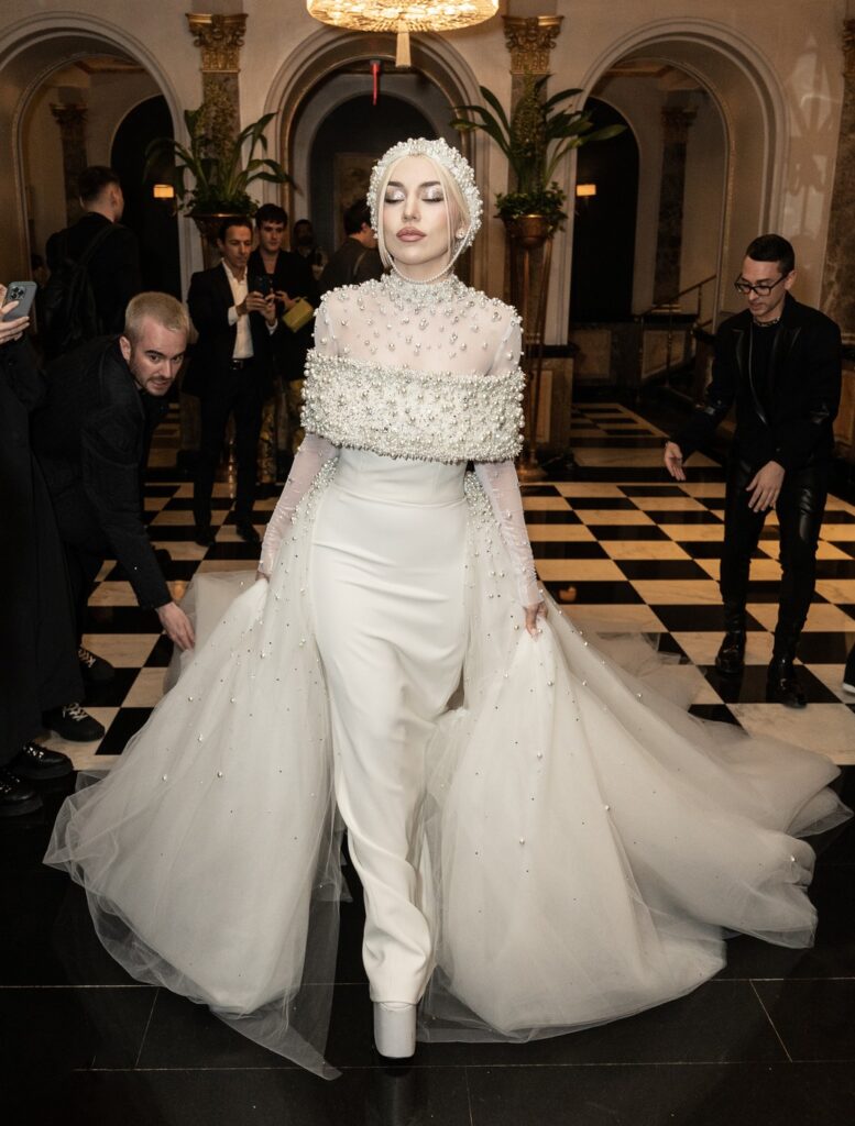 Christian Siriano 11 momenata koji definišu njegovu estetiku
ava max met gala 2023