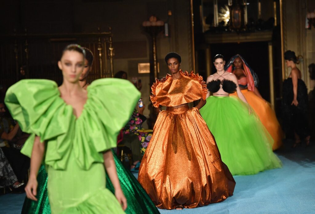 Christian Siriano već gotovo dve decenije gradi prepoznatljivu estetiku koja spaja couture dramatiku, inkluzivnost i arhitektonsku siluetu.