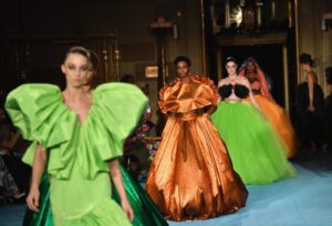 Christian Siriano već gotovo dve decenije gradi prepoznatljivu estetiku koja spaja couture dramatiku, inkluzivnost i arhitektonsku siluetu.