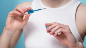 Gel za obrve postao je svakodnevni saveznik mnogih žena — proizvod koji obećava urednost, definiciju i onaj „fluffy“ efekat koji deluje prirodno, a opet sređeno. Međutim, najnovija stručna zapažanja otkrivaju da ovaj korak u rutini lepote možda nije tako bezazlen kako izgleda.