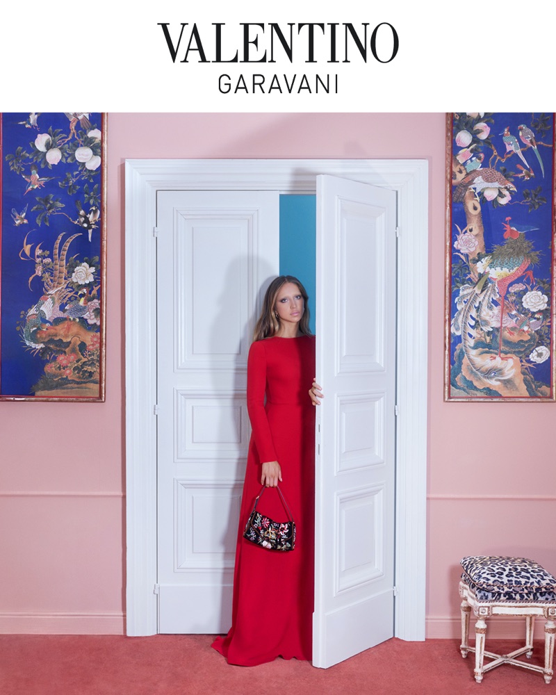 Dakota Johnson predvodi sanjivu kampanju Valentino Cruise 2026