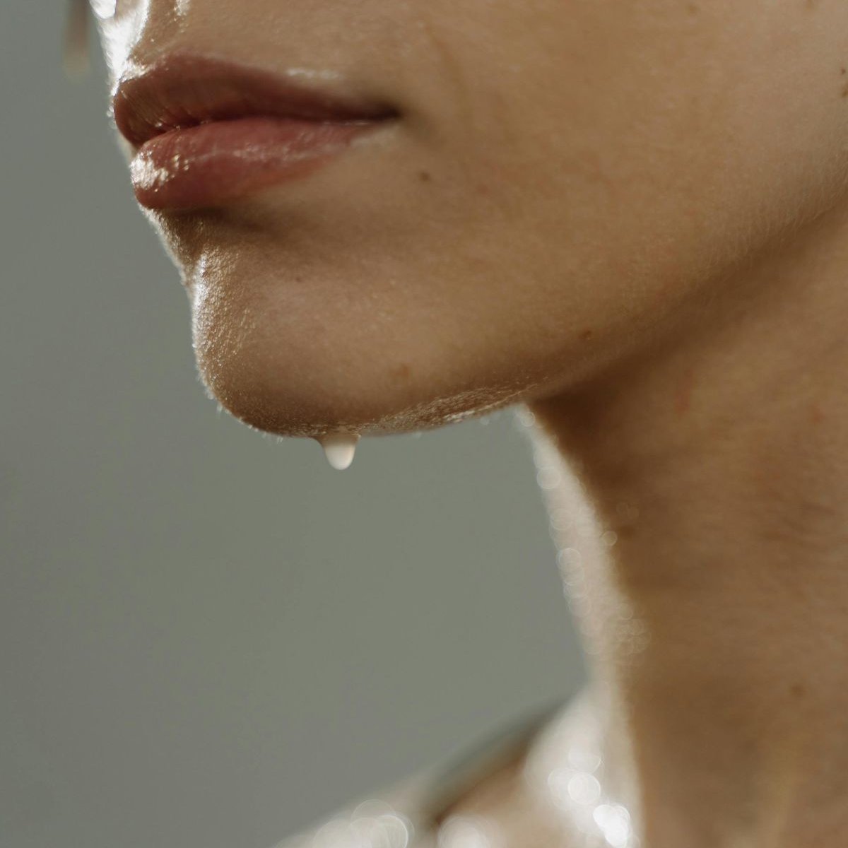 Otkrijte kako da uz jednostavnu, minimalističku rutinu nege očuvate kožu tokom zime, uz efikasne sastojke koji jačaju barijeru i sprečavaju isušivanje.