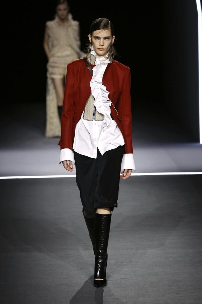 Military stil: Sezonska opsesija koja osvaja modne piste