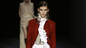 Otkrijte kako military stil ponovo oblikuje modnu scenu ove sezone — od strukturiranih jakni i dvorednih kaputa do modernih reinterpretacija vojnih krojeva