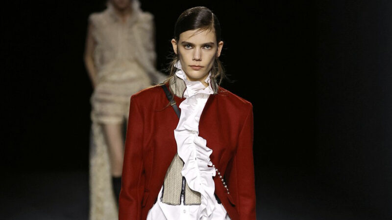 Otkrijte kako military stil ponovo oblikuje modnu scenu ove sezone — od strukturiranih jakni i dvorednih kaputa do modernih reinterpretacija vojnih krojeva