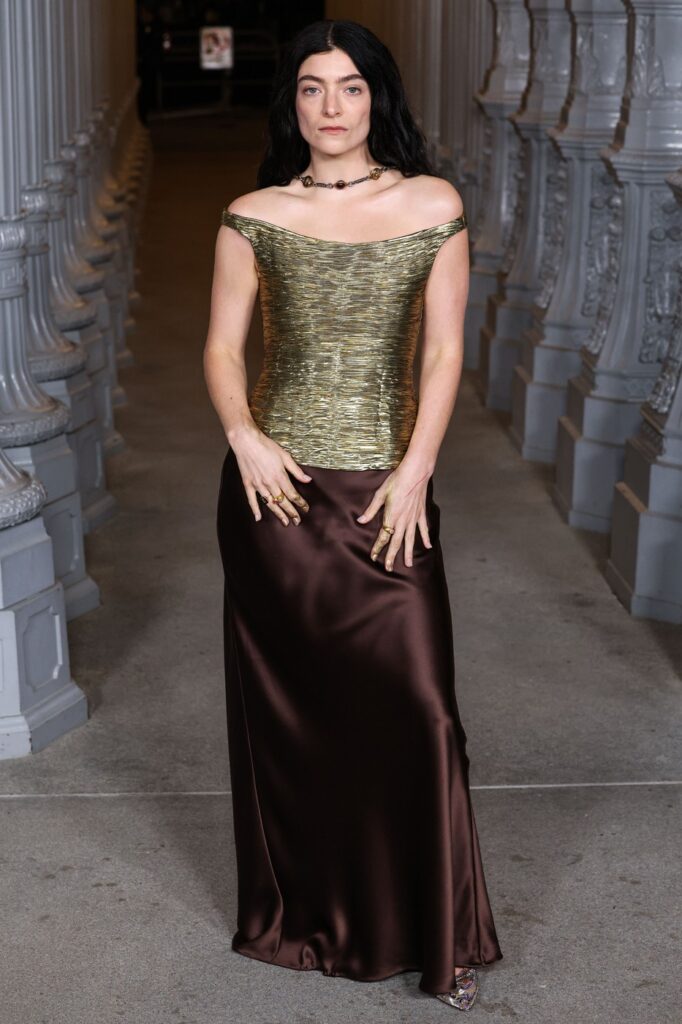 Poznati koji su zablistali na LACMA Gala 2025
Lorde nosi Versace