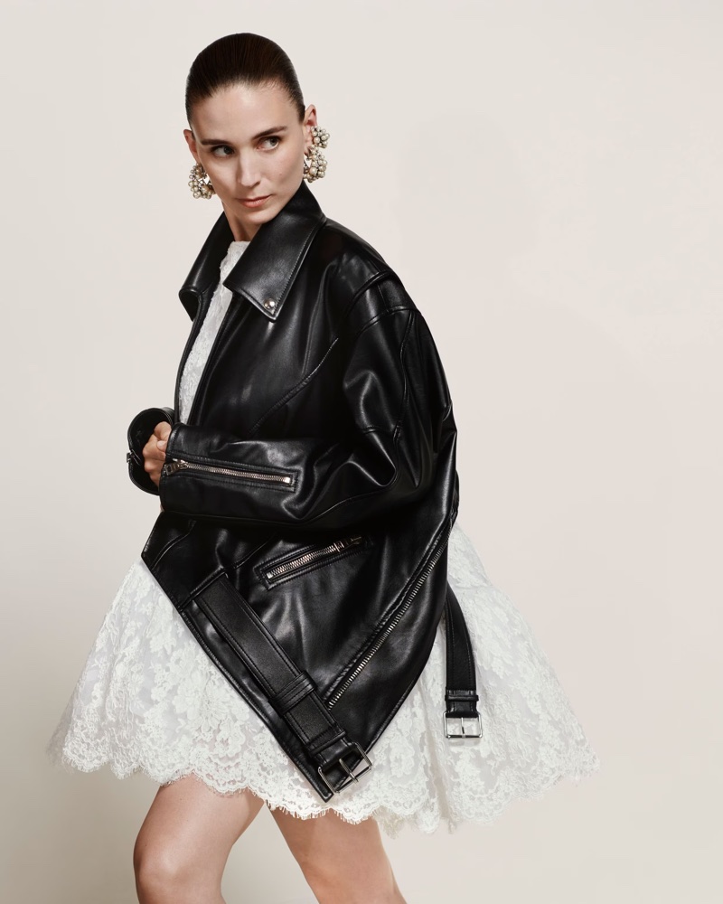 Rooney Mara zrači kul stavom u Givenchy kampanji za Resort 2026