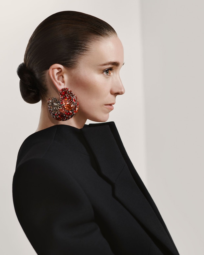 Rooney Mara zrači kul stavom u Givenchy kampanji za Resort 2026