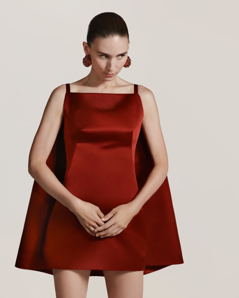 Rooney Mara zrači kul stavom u Givenchy kampanji za Resort 2026