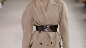 Ne samo da je neophodan, već kaput tokom zimskih meseci istovremeno greje i naglašava siluetu, često u impresivnoj i predimenzioniranoj formi