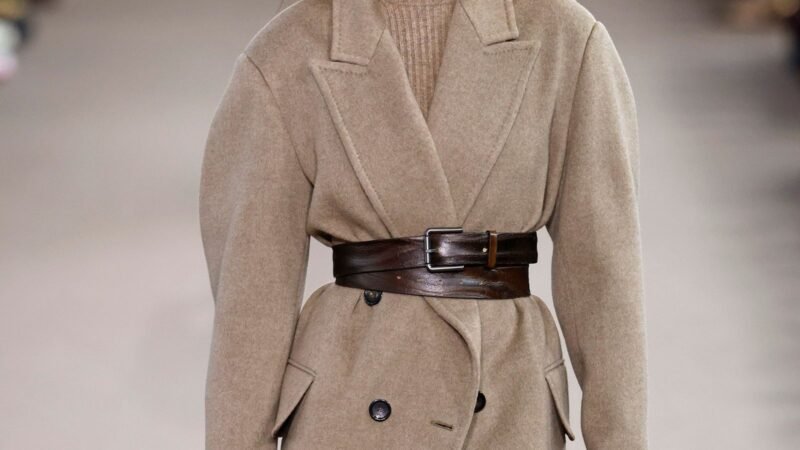 Ne samo da je neophodan, već kaput tokom zimskih meseci istovremeno greje i naglašava siluetu, često u impresivnoj i predimenzioniranoj formi