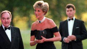 Simbol osnaživanja i oslobađanja, osvetnička haljina prvi put je pomenuta 1994. godine, kada se tadašnja princeza od Velsa pojavila na gala događaju u londonskoj Serpentine Gallery