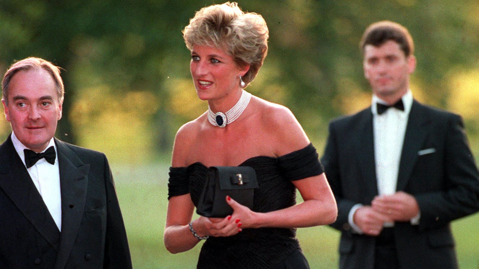 Simbol osnaživanja i oslobađanja, osvetnička haljina prvi put je pomenuta 1994. godine, kada se tadašnja princeza od Velsa pojavila na gala događaju u londonskoj Serpentine Gallery