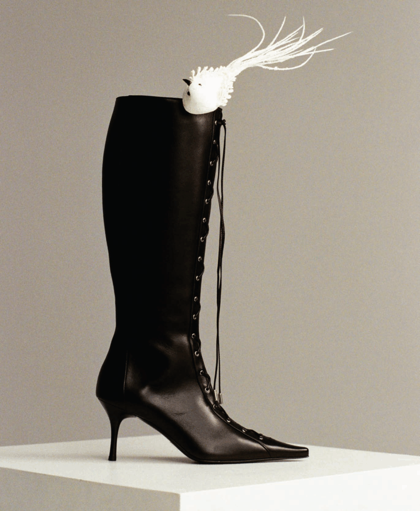 Čizme, tašna i kaiš MONA
Glavni i odgovorni urednik: Petar Janošević
Fotrografije: Emilija Stanišić
Stilistkinja: Smiljka Babić