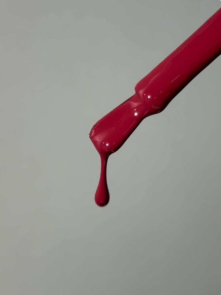 5 boja manikira koje nosimo tokom praznika 2026.