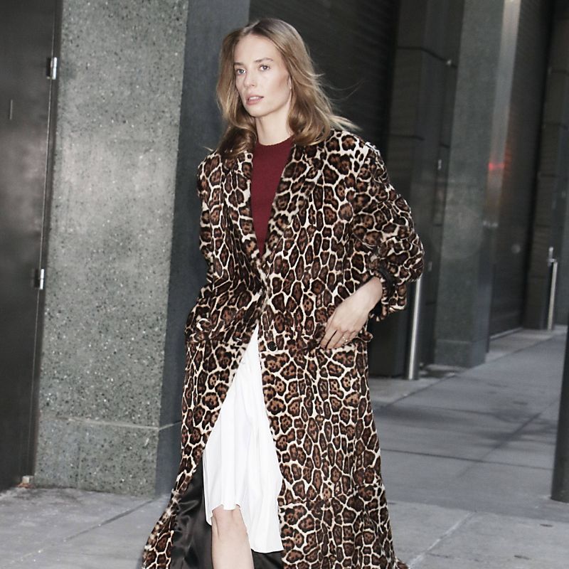 Maya Hawke nam demonstrira kako se nosi leopard bunda
