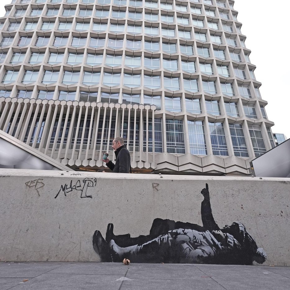 Banksy pred Božić iznenadio London sa dva identična murala