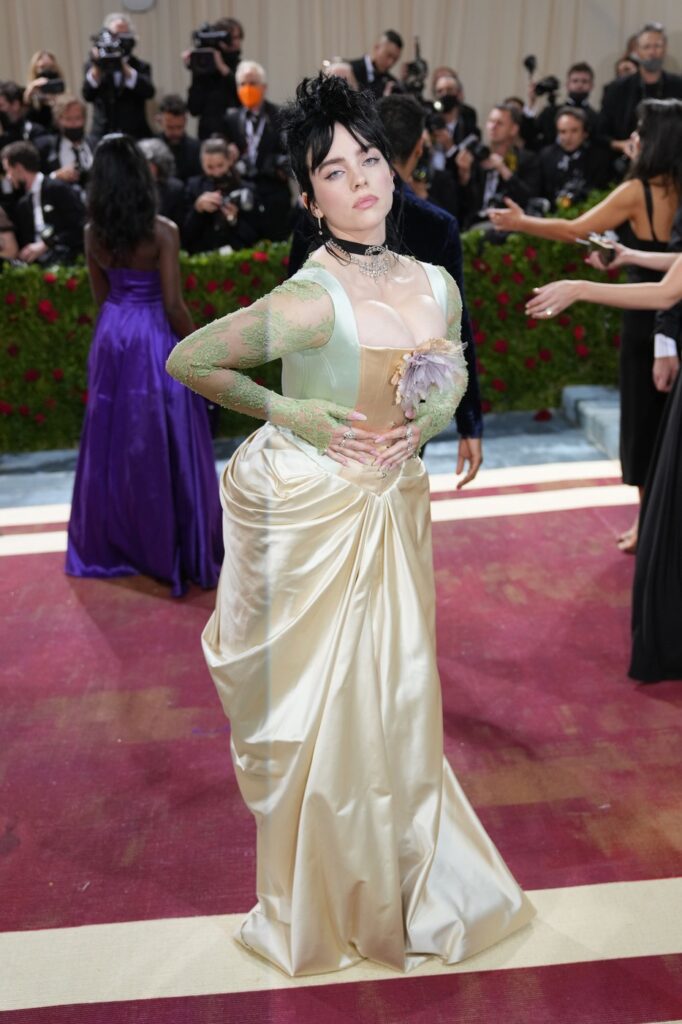 Billie Eilish i konstrukcija modnog autoriteta