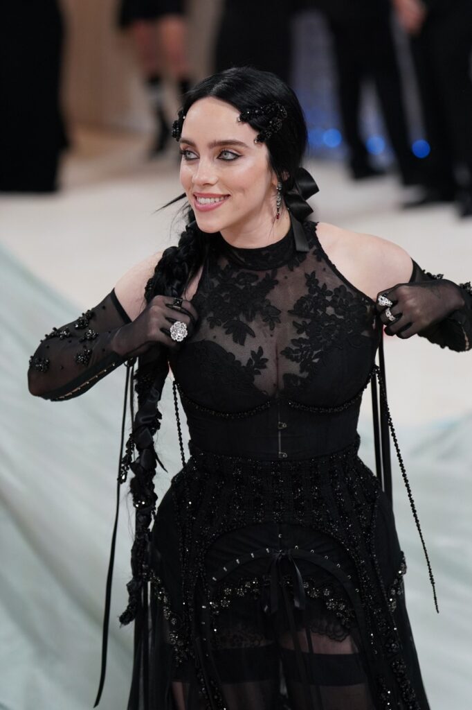 Billie Eilish i konstrukcija modnog autoriteta