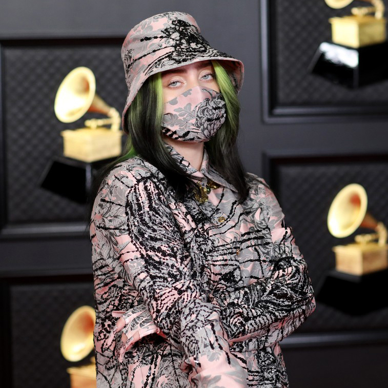 U savremenoj modnoj kulturi, u kojoj se identiteti proizvode brzo i troše još brže, stil Billie Eilish opstaje kao retkost: ne kao niz efekata, već kao promišljen sistem.