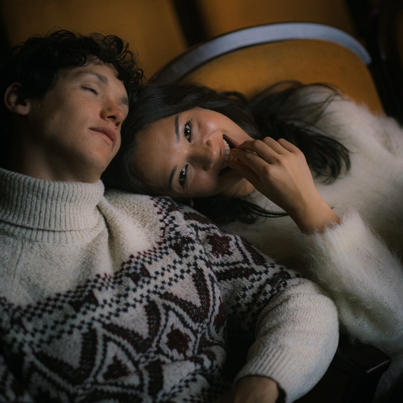 Brunello Cucinelli pretvara praznike u filmski trenutak (7)
Cinema Meraviglia nas poziva da usporimo, obučemo se lepo i zajedno zakoračimo u magiju