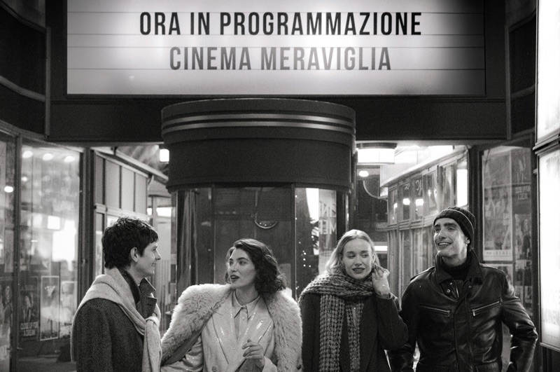 Brunello Cucinelli pretvara praznike u filmski trenutak (7)
Cinema Meraviglia nas poziva da usporimo, obučemo se lepo i zajedno zakoračimo u magiju