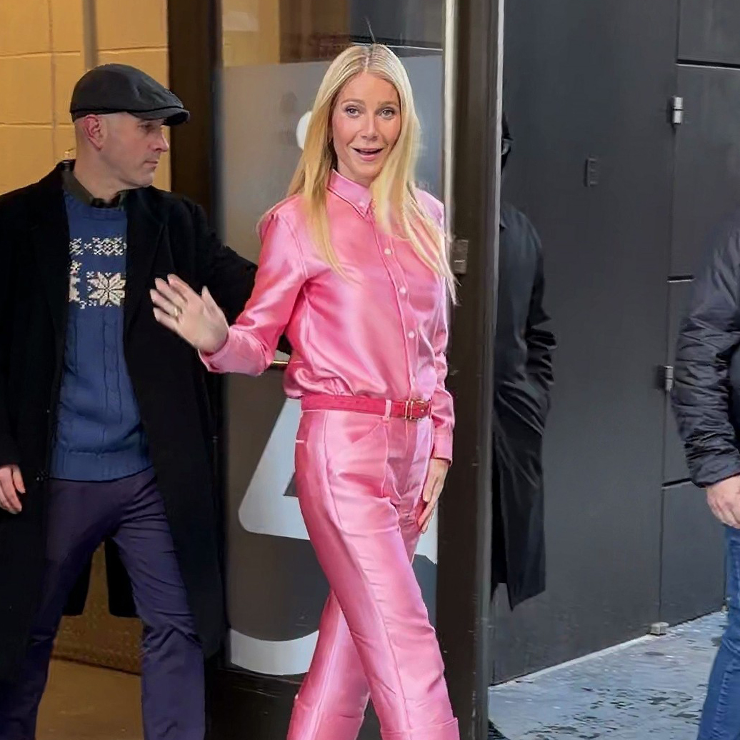 ojavljivanje Gwyneth Paltrow u emisiji “Good Morning America” u Njujorku bilo je svedeno, ali jasno artikulisano modno pojavljivanje.