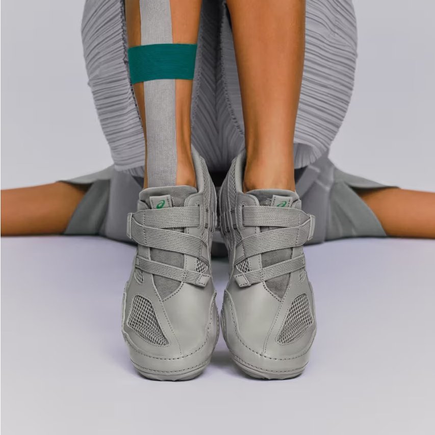 Issey Miyake Foot“ usmerava pažnju na samo ljudsko stopalo, iznova osmišljavajući obuću kao alat koji može suptilno da unapredi svakodnevni život.