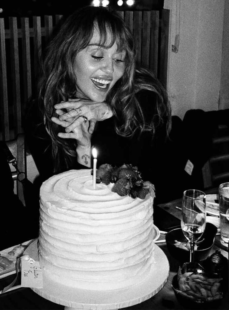 Sve o zapanjujućem vereničkom prstenu Miley Cyrus
Miley Cyrus i Maxx Morando su zvanično vereni! 