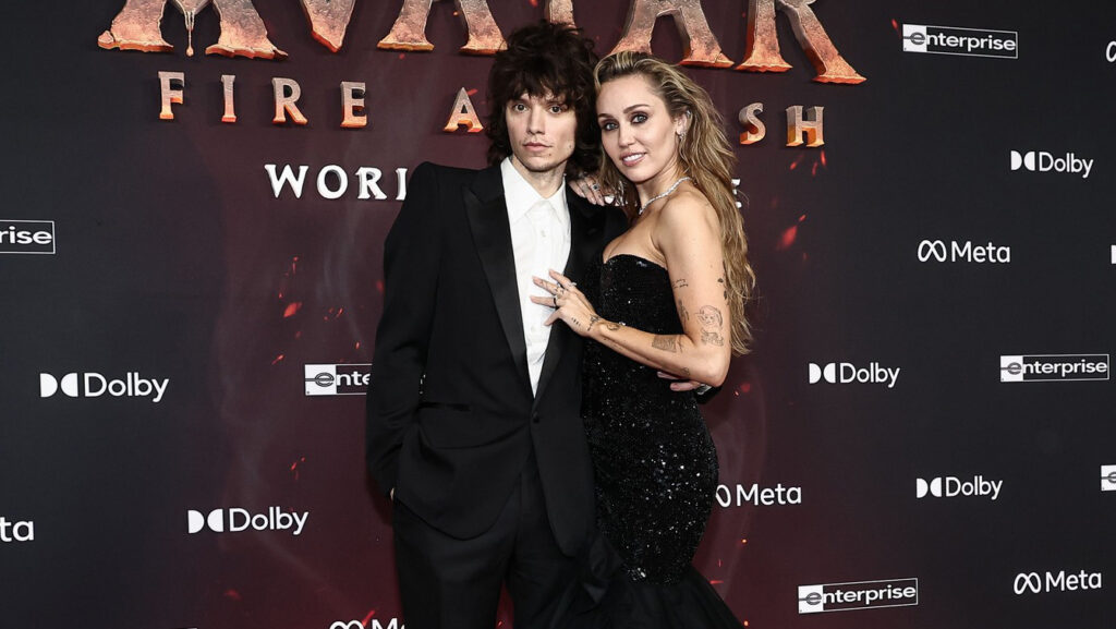 Sve o zapanjujućem vereničkom prstenu Miley Cyrus