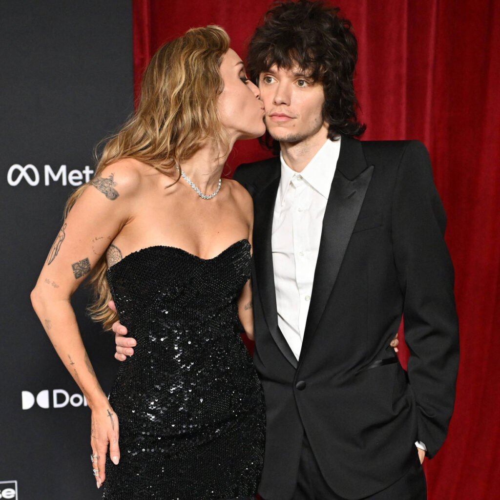 Sve o zapanjujućem vereničkom prstenu Miley Cyrus