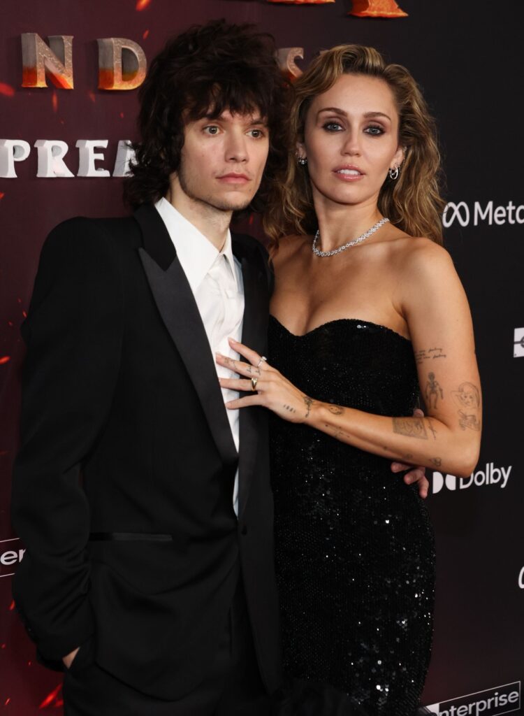 Sve o zapanjujućem vereničkom prstenu Miley Cyrus
Miley Cyrus i Maxx Morando su zvanično vereni! 