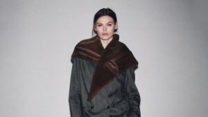 Trouglasti šal: Detalj koji oblikuje zimski stil 2025/26