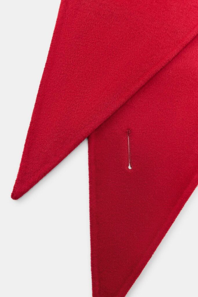 Trouglasti šal: Detalj koji oblikuje zimski stil 2025/26