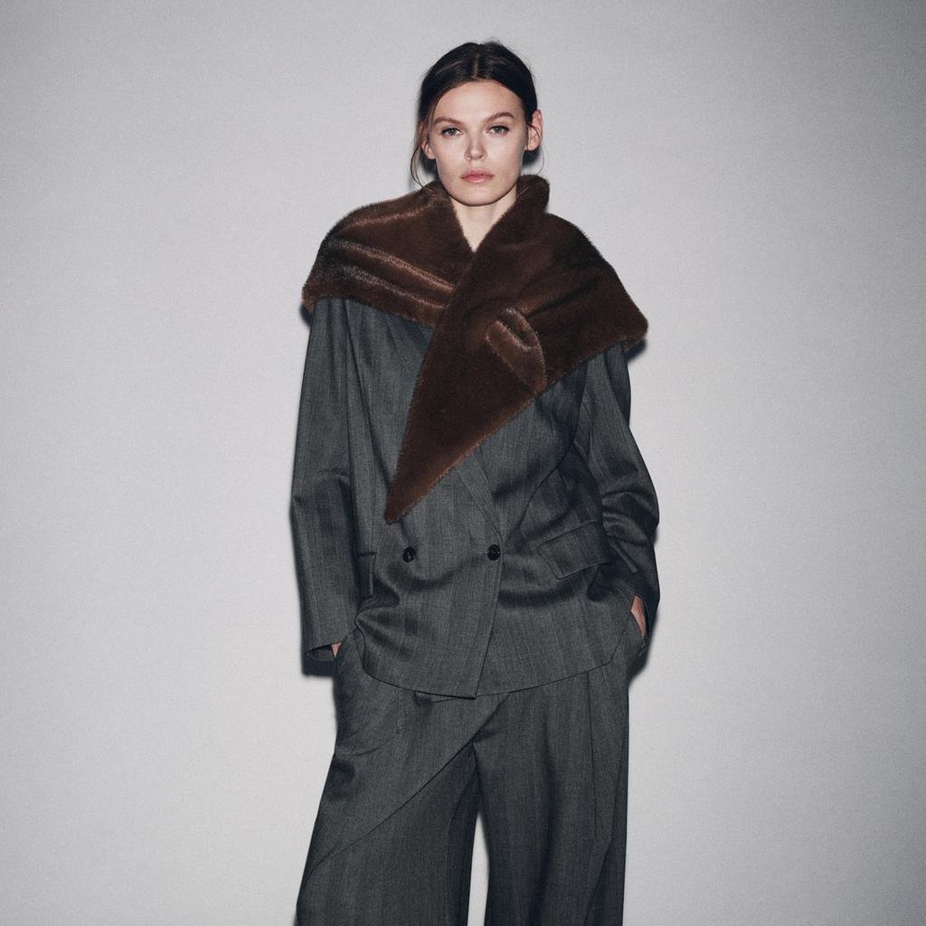 Trouglasti šal Detalj koji oblikuje zimski stil 202526